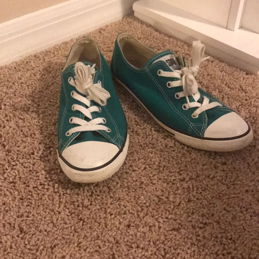 Converse chucks.